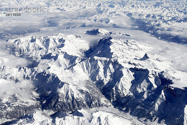 Blick aus dem Flugzeug  Alpen