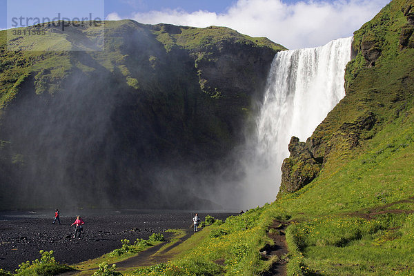 Touristen am Skogafoss-Wasserfall auf der Insel Island - Südisland  Island  Europa