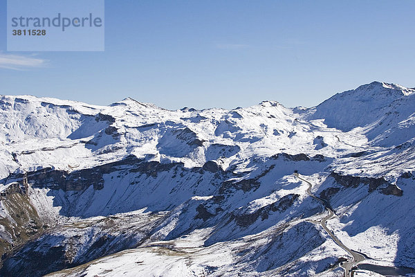 Großglockner Hochalpenstrasse im Oktober nach erstem Schneefall  Nationalpark Hohe Tauern  Österreich