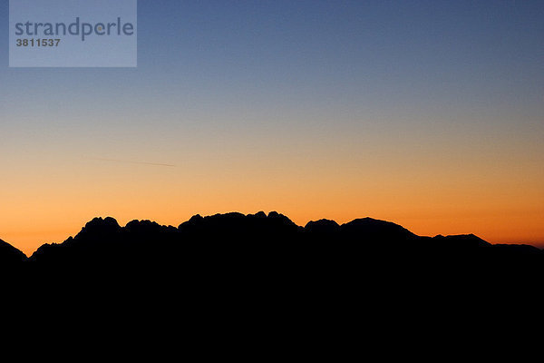 Sonnenaufgang in den Dolomiten vom Wanderweg rund um die Drei Zinnen aus gesehen  Italien