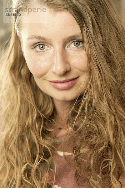 Portrait junge Frau mit langen rötlichen Haaren