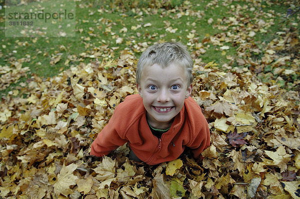 Neunjähriger Junge im Herbstaub