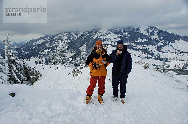 Skitourengeher am Sudelfeld  Gipfelrast  Oberbayern  Bayern  Deutschland