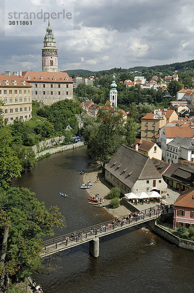 Blick über die Moldau auf Cesky Krumlov mit Schloss und Turm  Krummau  Südböhmen  Böhmen  Tschechien
