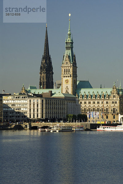 Blick über die Binnenalster in Hamburg  Deutschland