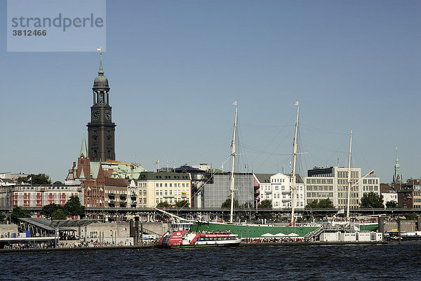 Blick über die Elbe auf die Landungsbrücken im Hamburger Hafen  Hamburg  Deutschland