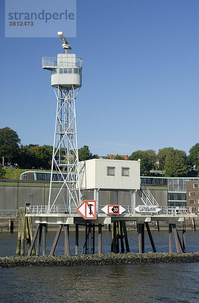 Radaranlage zur Überwachungs des Schiffsverkehrs im Hamburger Hafen  Hamburg  Deutschland