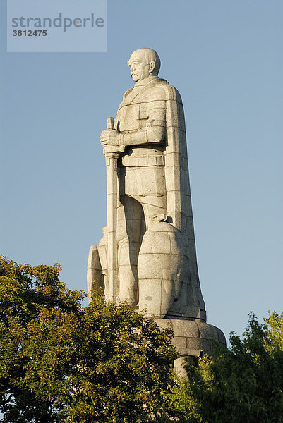 Das Bismarkdenkmal im Hamburger Stadtteil St. Pauli überragt die Bäume  Hamburg  Deutschland