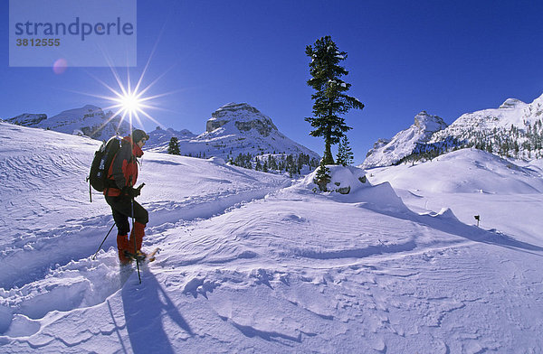 Schneeschuhgeherin auf der Grossfanes-Alm Südtirol Dolomiten Italien