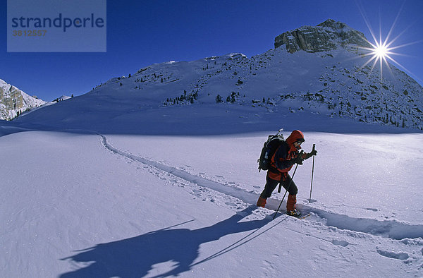 Schneeschuhgeherin auf der Grossfanes-Alm Südtirol Dolomiten Italien