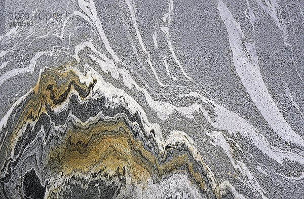 Verfaltetes  metamorphes Gestein aus Gneis im Bett entlang des Flusslaufs der Verzasca  Tessin  Schweiz