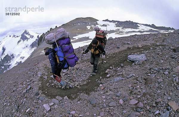 Zwei Bergsteiger mit schweren Rucksäcken am Normalweg des Aconcagua Mendoza Argentinien