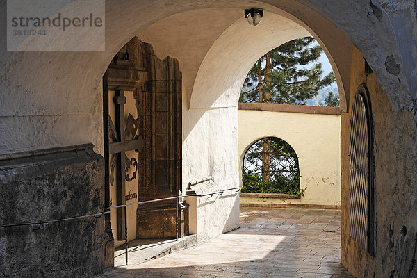 Eisernes Kreuz an Pfarrkirche in Sankt Wolfgang im Salzkammergut  Oberösterreich  Österreich