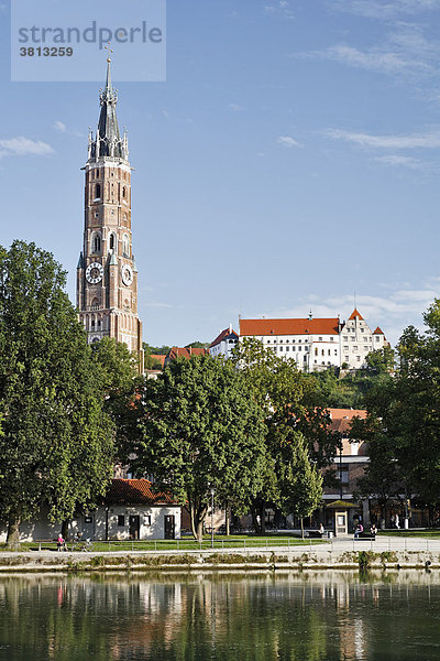 Isar  Martinskirche und Burg Trausnitz in Landshut  Niederbayern  Deutschland
