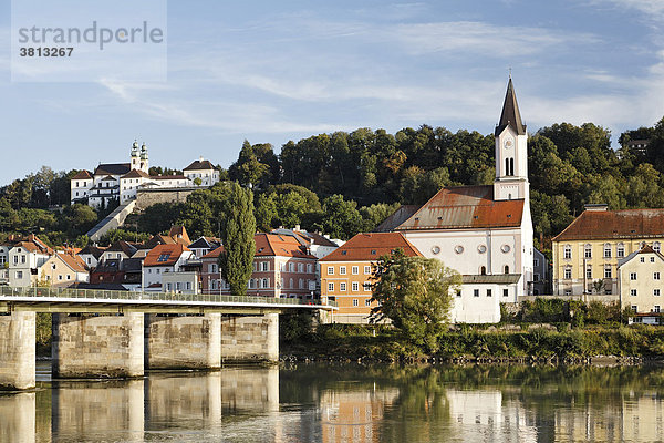 Marienbrücke über Inn und Innstadt mit Kirche St. Gertraud  Passau  Niederbayern  Deutschland