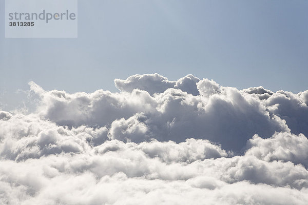 Blick aus Flugzeug über Wolken