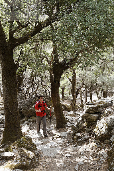 Wanderin in Rouvas-Schlucht (Rouwas) bei Zaros  Ida-Gebirge (Psiloritis)  Zentralkreta  Kreta  Griechenland