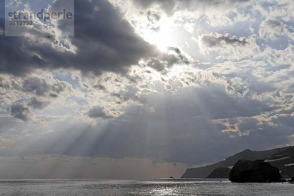 Wolkenhimmel mit Sonnenstrahlen  Mitrtos  Südkreta  Kreta  Griechenland