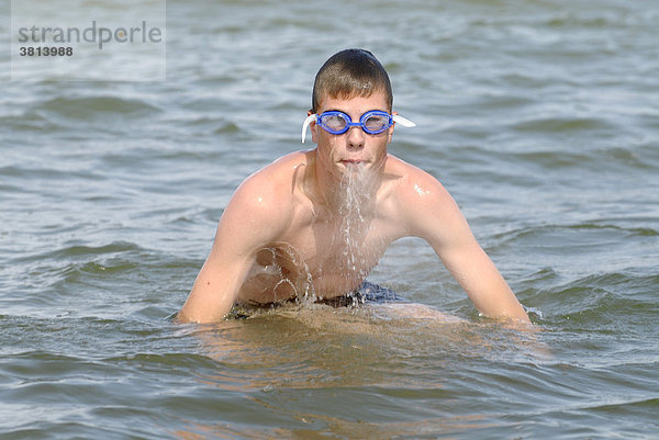 Junge schwimmt im meer