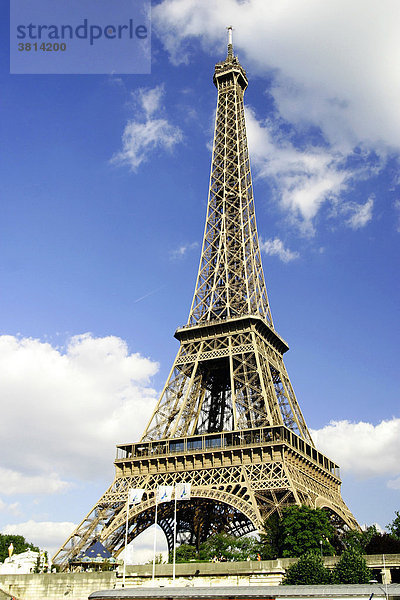 Bootsfahrt auf der Seine mit Blick auf den Eiffelturm  Paris  Frankreich