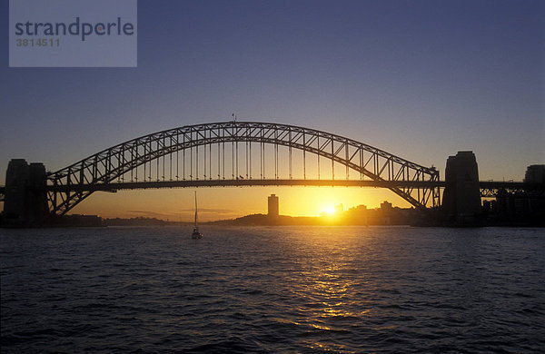 Sonnenuntergang hinter der Hafenbrücke in Sydney   New South Wales  Australien
