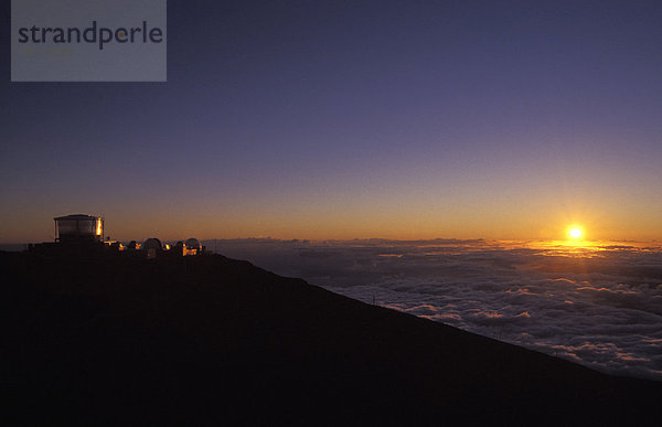Sonnenuntergang hinter dem Observatorium am Haleakala Krater  Maui  Hawaii  USA
