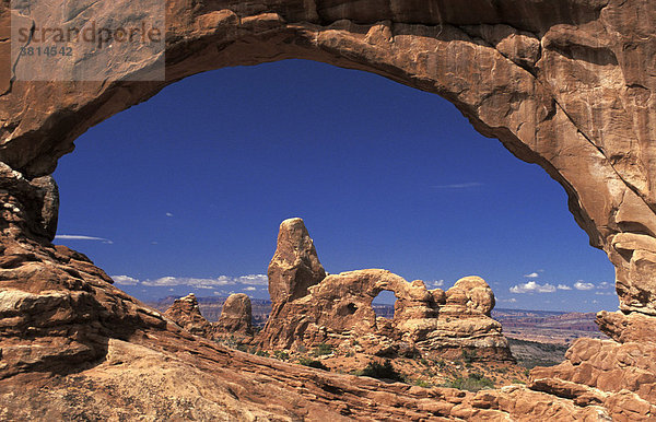 Blick durch das North Window auf den Turret Arch  Arches Nationalpark  Utah  USA