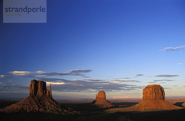 Tafelberge im Monument Valley bei Sonnenuntergang  Utah  USA