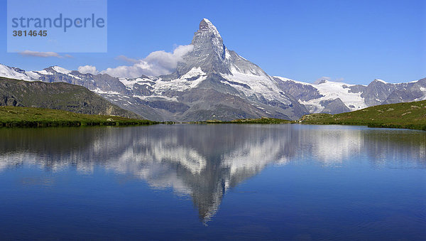 Das Matterhorn spiegelt sich im Stellisee bei Zermatt  Kanton Wallis  Schweiz