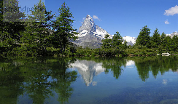 Das Matterhorn spiegelt sich im Grindjisee bei Zermatt  Kanton Wallis  Schweiz