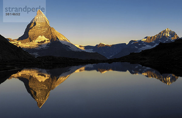 Das Matterhorn spiegelt sich im Riffelsee bei Zermatt  Kanton Wallis  Schweiz