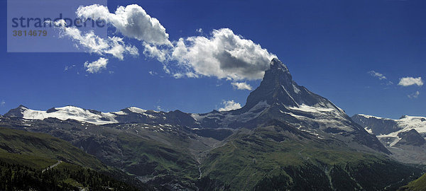 Das Matterhorn mit einer Wolkenfahne bei Zermatt  Wallis  Schweiz  Europa