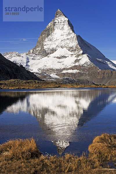Das Matterhorn spiegelt sich im Ryffelsee bei Zermatt  Wallis  Schweiz  Europa