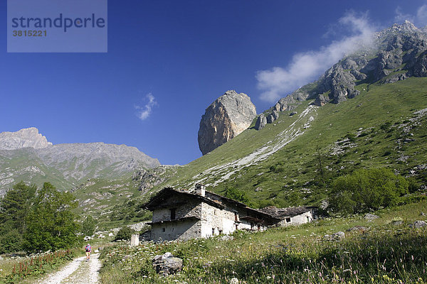 Der Fels Rocca Senghi über der kleinen piemontesischen Siedlung S.Anna  Italien