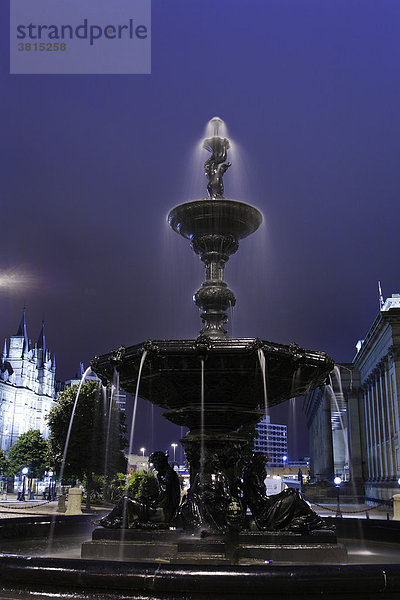 Brunnen vor der St. Georges Hall im Zentrum von Liverpool  England