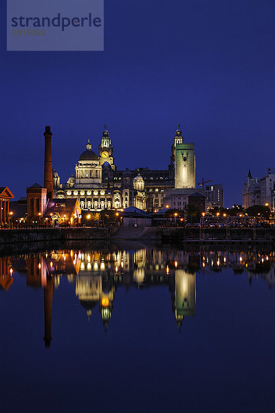 Direkt am Mersey spiegeln sich die drei Grazien - The Royal Liver Building - The Gunard Building - The Port of Liverpool im Wasser des Albert und Salthouse Dock  Liverpool  England