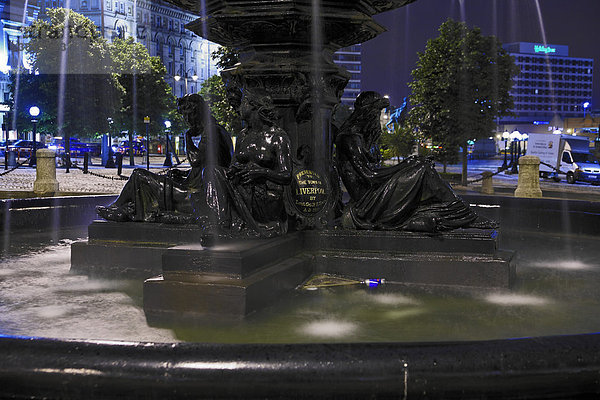 Brunnen vor der St. Georges Hall im Zentrum von Liverpool  England