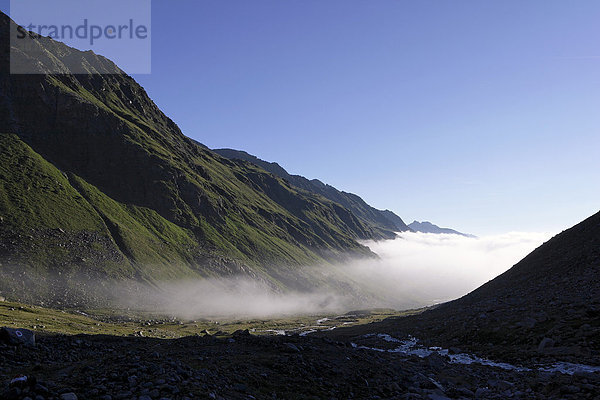 Morgennebel im Stubaital  Stubaier Alpen  Östereich