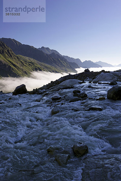 Gletscherbach vom Alpeiner-Ferner-Gletscher ins Stubaital  Östereich