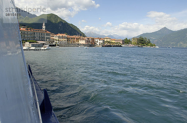 Blick von Schiffsfähre auf Menaggio am Comer See / Lago di Como  Lombardei  Italien