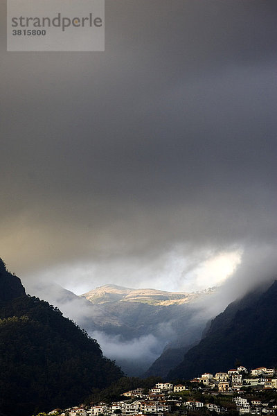 Wolkenloch am Himmel in Funchal auf Madeira