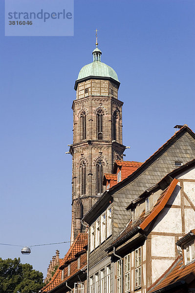 Universitätsstadt Göttingen  Kirchturm von St. Jakobi hinter Fachwerkhäusern