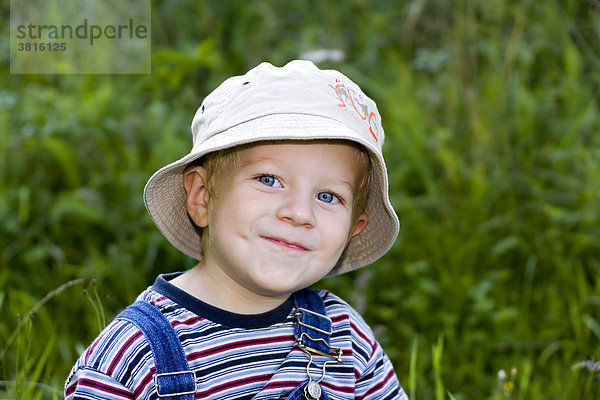 Portrait eines drei Jahre alten Buben mit Schlapphut