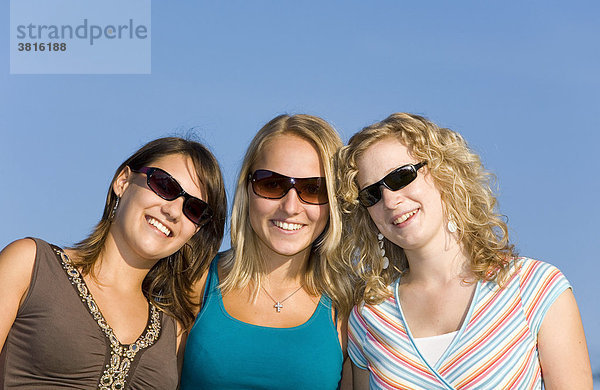 Drei Freundinnen mit Sonnenbrillen