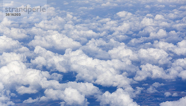 Blick auf ein Wolkenfeld aus einem Flugzeug heraus