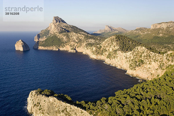 Blick auf das Cap de Formentor und die kleine Insel Colomer  Mallorca  Balearen  Spanien