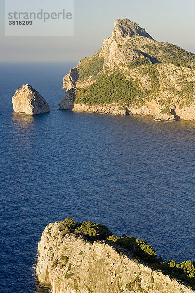 Blick auf das Cap de Formentor und die kleine Insel Colomer  Mallorca  Balearen  Spanien