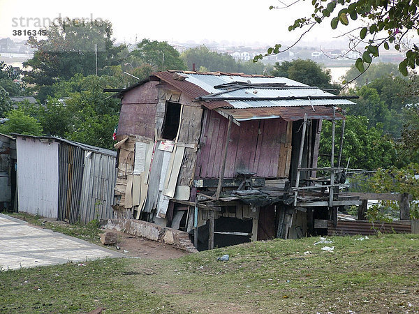 Windschiefe Hütte in den Slums von Asuncion  Paraguay