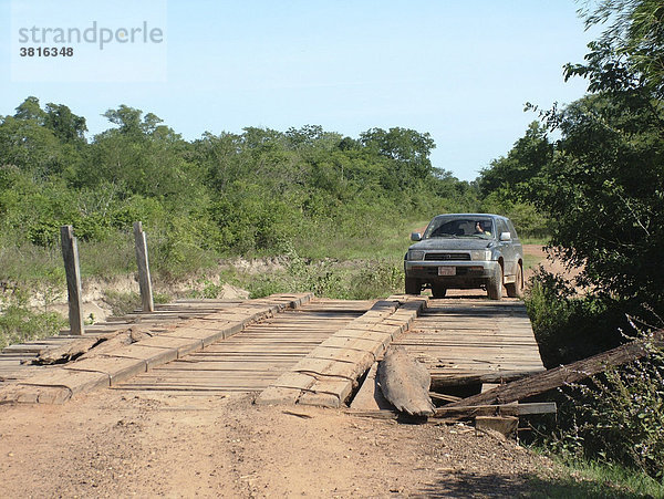 Überfahrt über eine löchrige  baufällige Holzbrücke  Concepcion  Paraguay