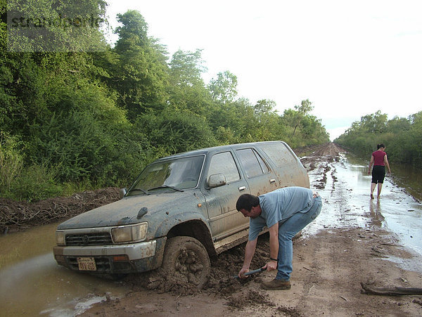 Ausgraben eines in schlammiger Straße versunkenen Autos  Gran Chaco  Paraguay